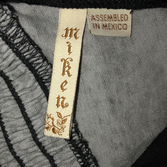 Miken Leopard Print V Neck Top SMALL - Picture 4 of 4